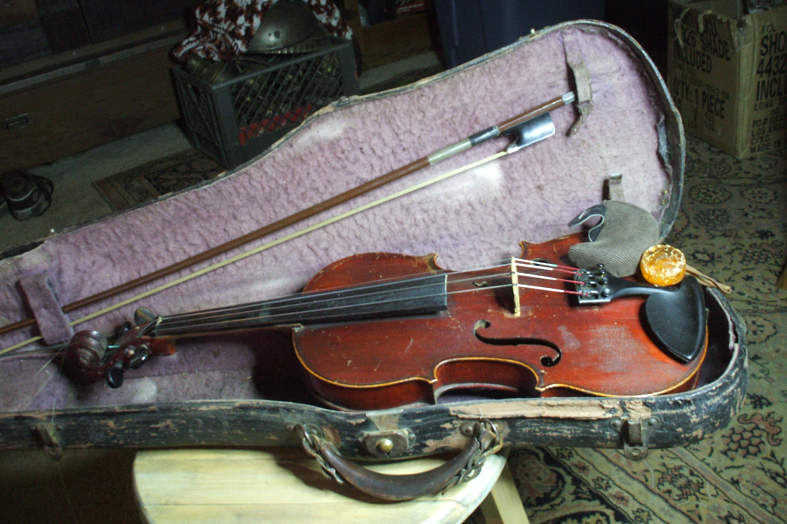 Старенькая скрипка. Инструменты Антонио Страдивари. Скрипка Страдивари. Скрипка Антонио Страдивари.