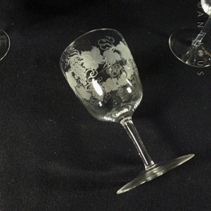 Engraved Wine Glasses (Set of 4) & Charcuterie Board Set - Vintage Vine  Design