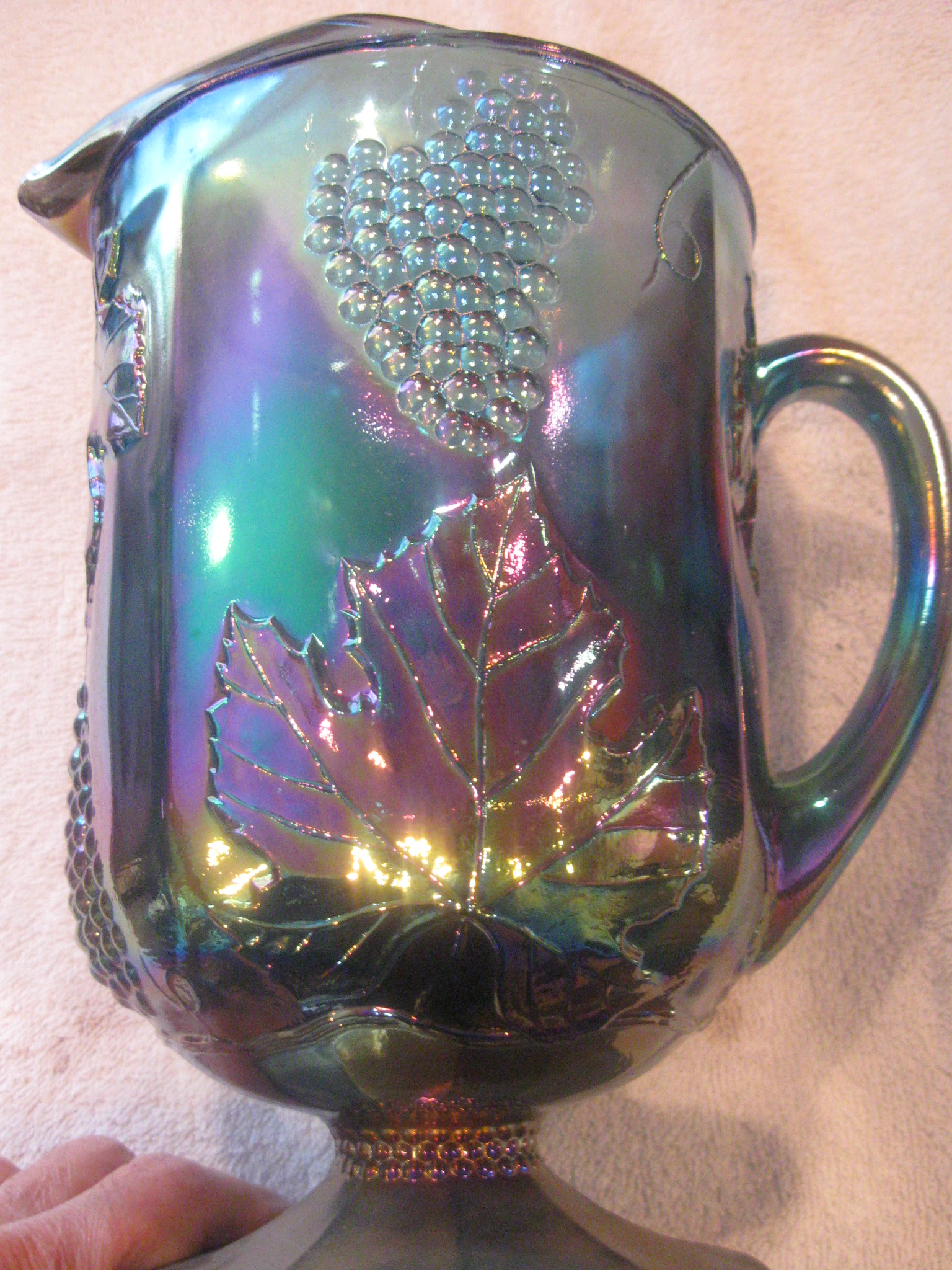https://www.antiques.com/vendor_item_images/ori_8219_238637043_1147109_Carnival_pitcher_and_4_glasses_Grape_&_Leaf_003.jpg